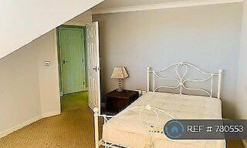 2 Bedroom Flat In Ce...