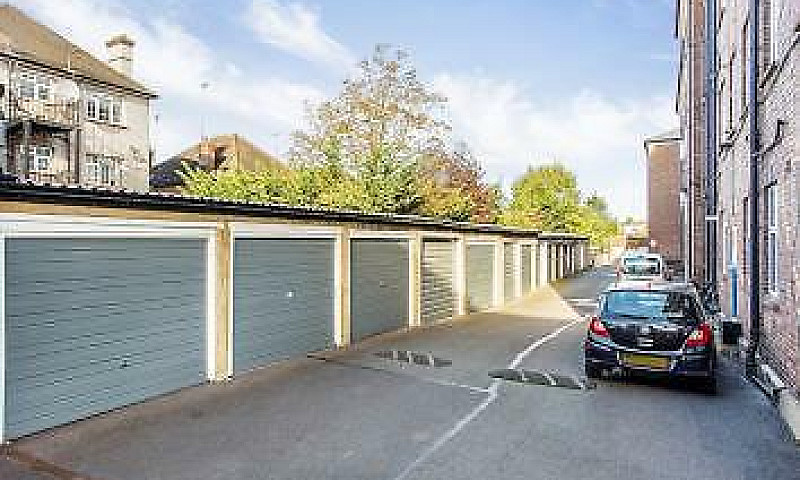 4 Bedroom Flat In Go...
