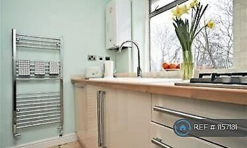 3 Bedroom Flat In Gr...