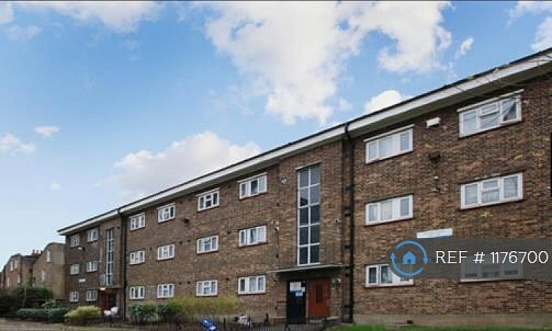 3 Bedroom Flat In Pe...