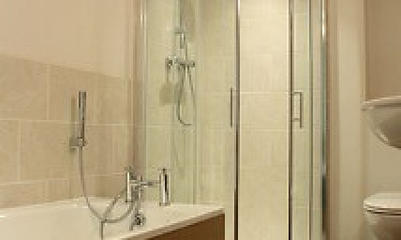 3 Bedroom Flat In St...