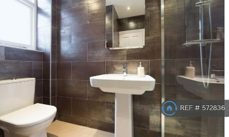 2 Bedroom Flat In Go...