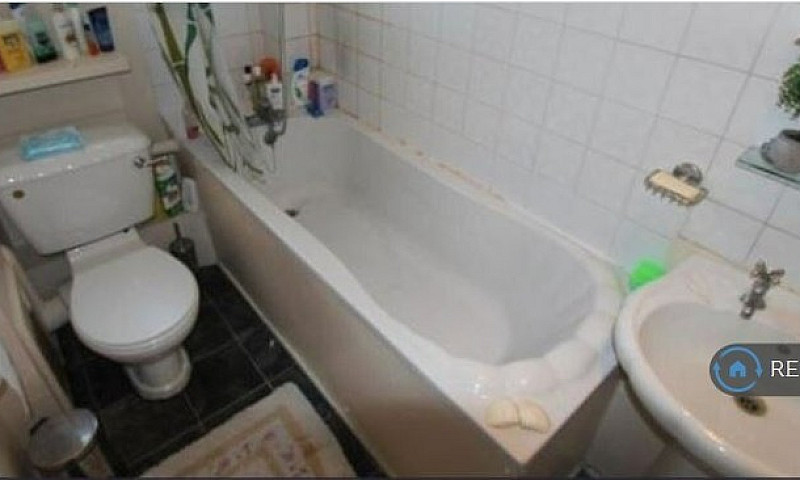 1 Bedroom Flat In Re...