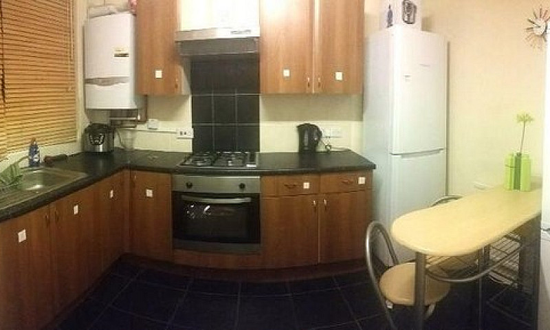 4 Bedroom Flat In Ol...