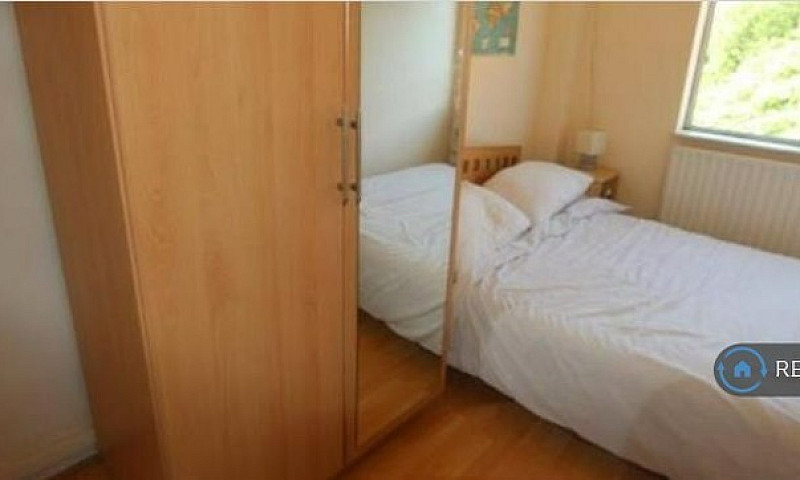 1 Bedroom Flat In Re...