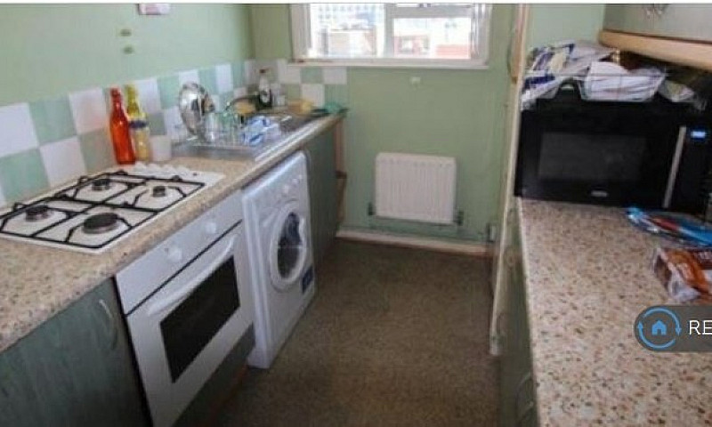 1 Bedroom Flat In Re...