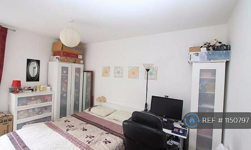 2 Bedroom Flat In Wa...