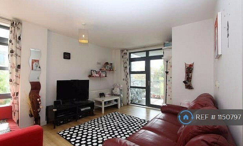 2 Bedroom Flat In Wa...