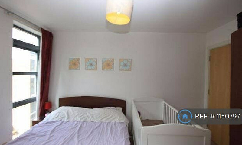 2 Bedroom Flat In Wa...