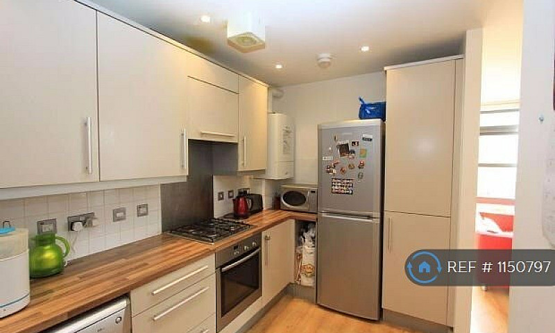2 Bedroom Flat In Wa...