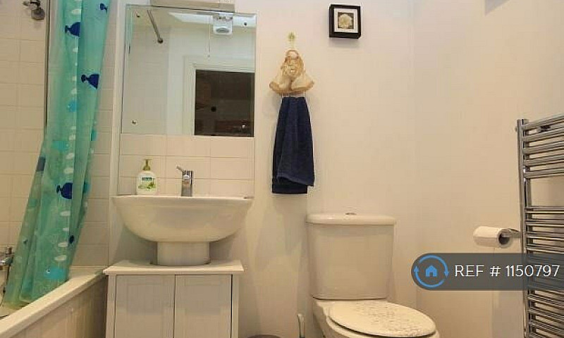 2 Bedroom Flat In Wa...