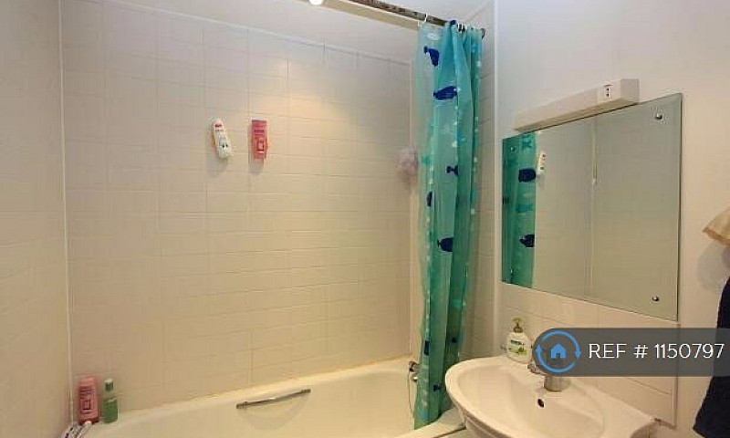 2 Bedroom Flat In Wa...
