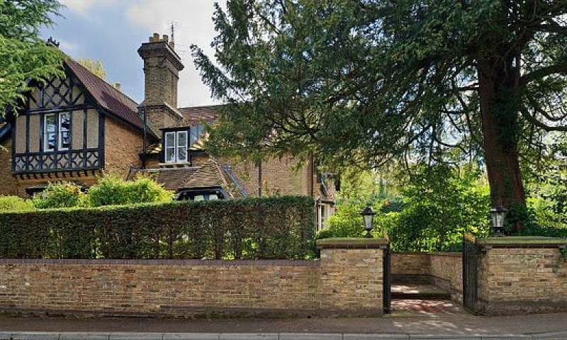 6 Bedroom House In P...