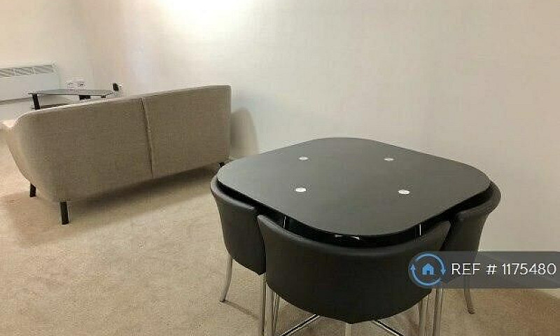 2 Bedroom Flat In Ho...