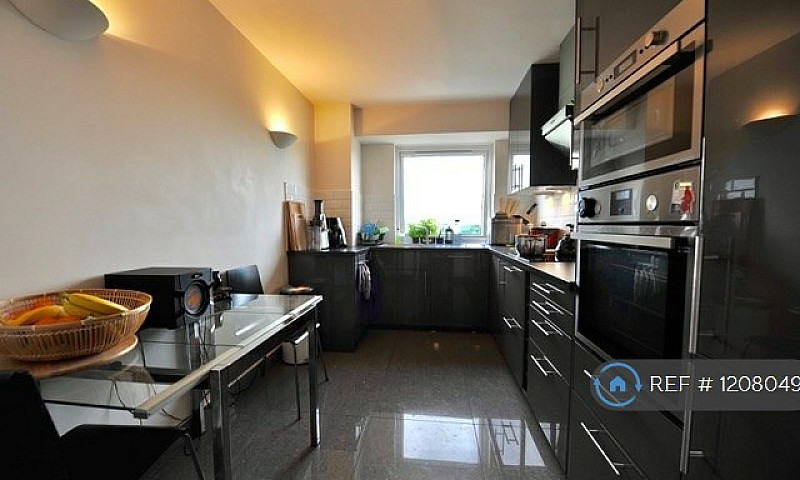 3 Bedroom Flat In Ro...