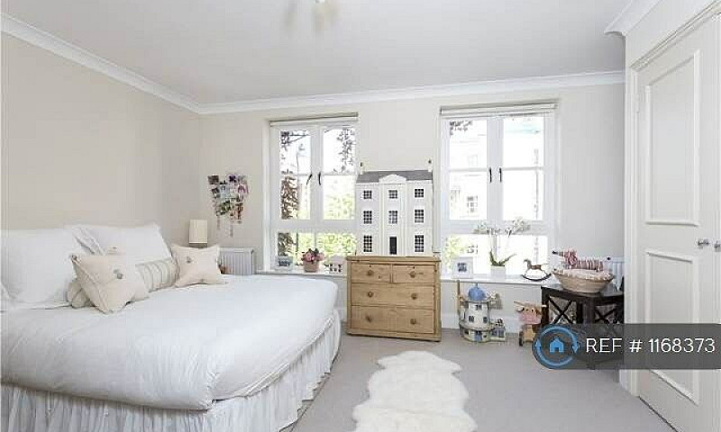 5 Bedroom House In B...