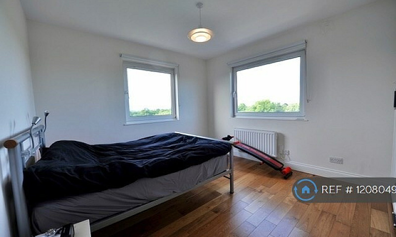 3 Bedroom Flat In Ro...