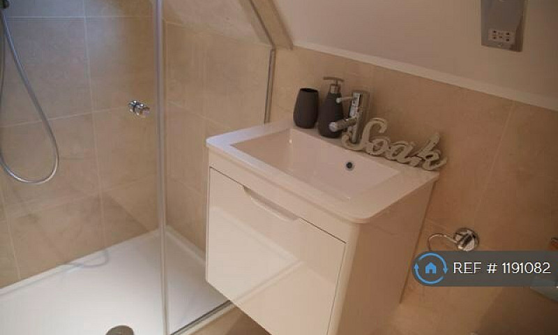 Studio Flat In Fitzj...