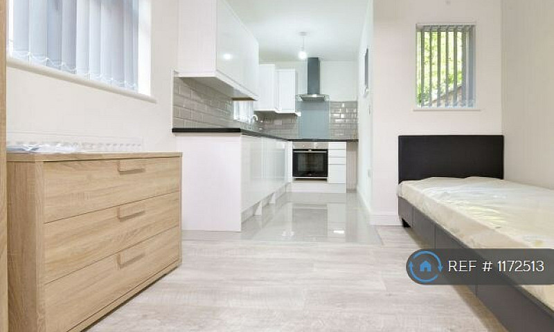 Studio Flat In Cound...