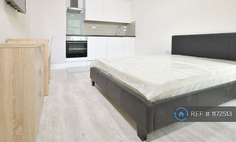 Studio Flat In Cound...