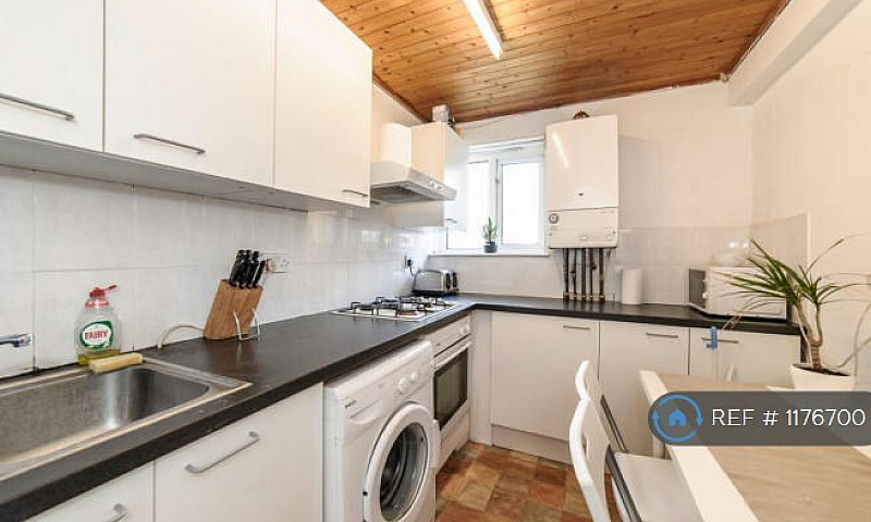 3 Bedroom Flat In Pe...