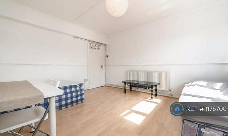 3 Bedroom Flat In Pe...