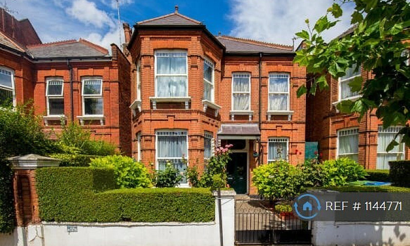 2 Bedroom Flat In An...