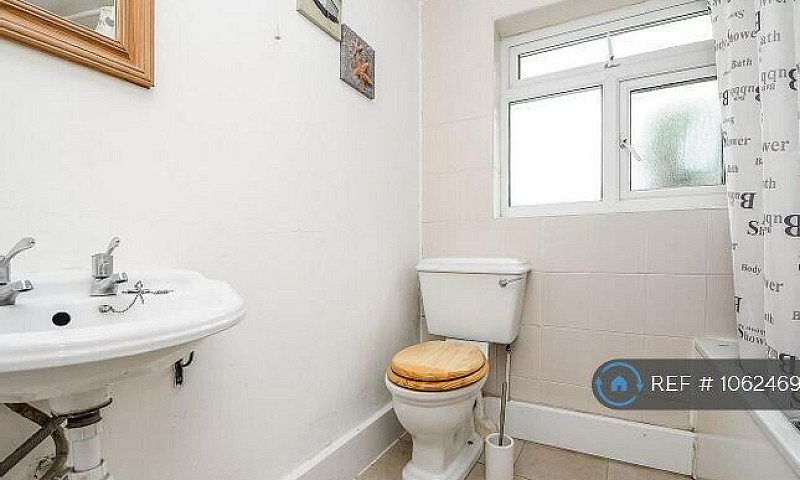 3 Bedroom House In A...