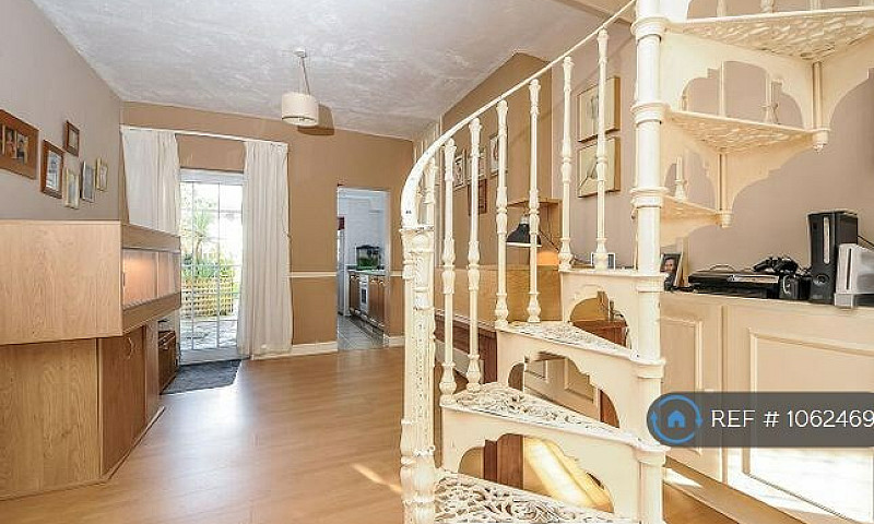 3 Bedroom House In A...
