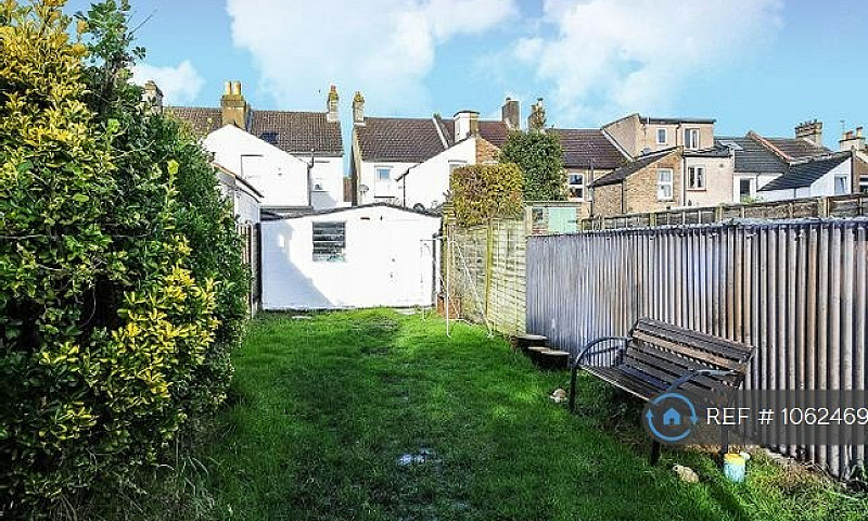 3 Bedroom House In A...