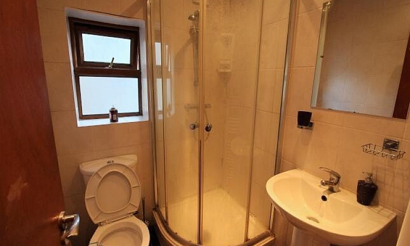 Spacious 2 Bed Flat ...