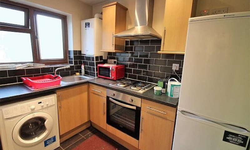 Spacious 2 Bed Flat ...