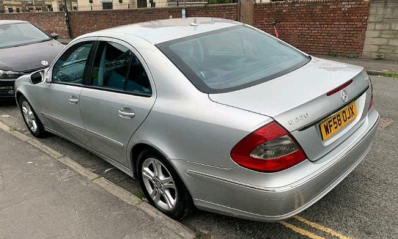Mercedes Auto E220 C...