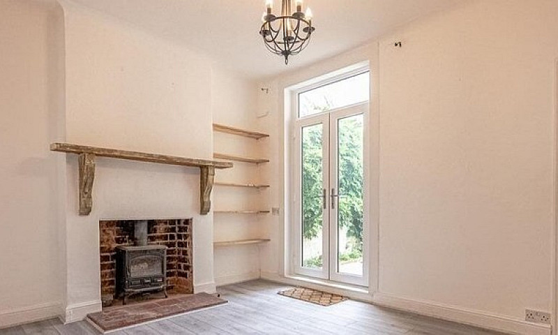 2 Bedroom House To R...