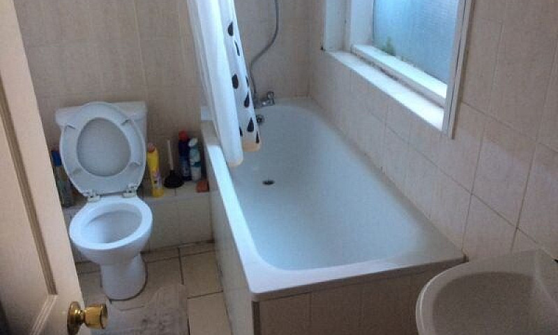2 Bed Flat 3 Min Ley...