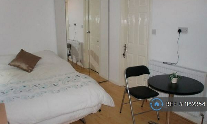 Studio Flat In Hampt...