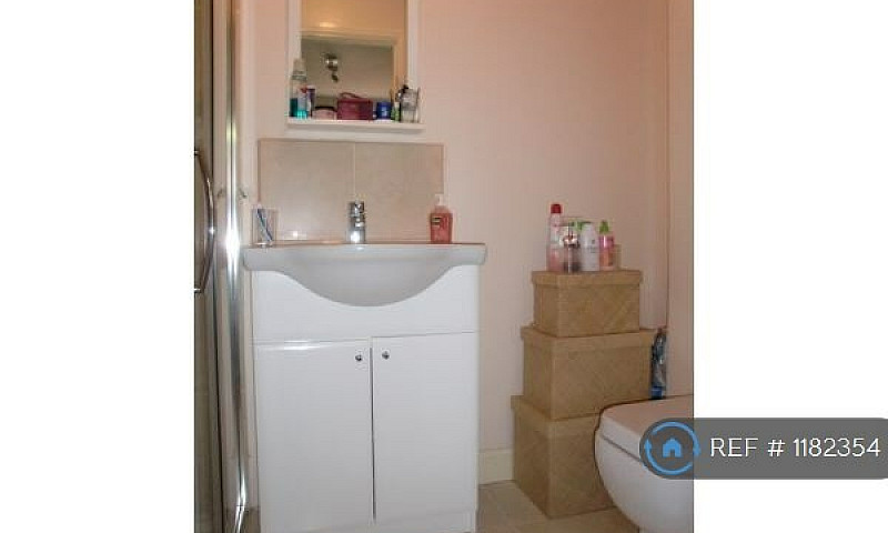 Studio Flat In Hampt...