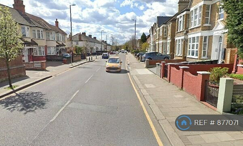 2 Bedroom Flat In Lo...