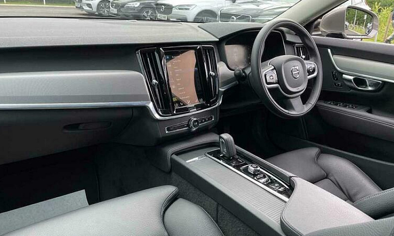 2020 Volvo V90 Momen...
