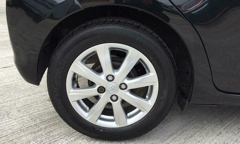 2012 Toyota Yaris 1....