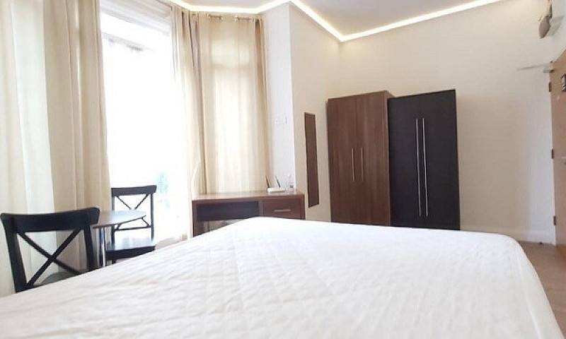 Double Room/Bed Sit ...