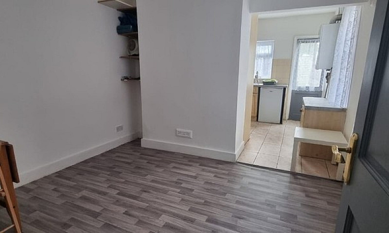 Five Bedroom House E...