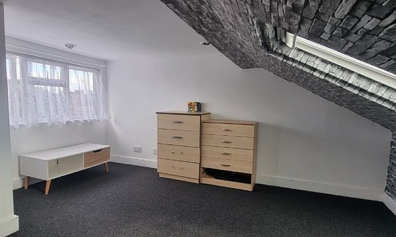 Five Bedroom House E...