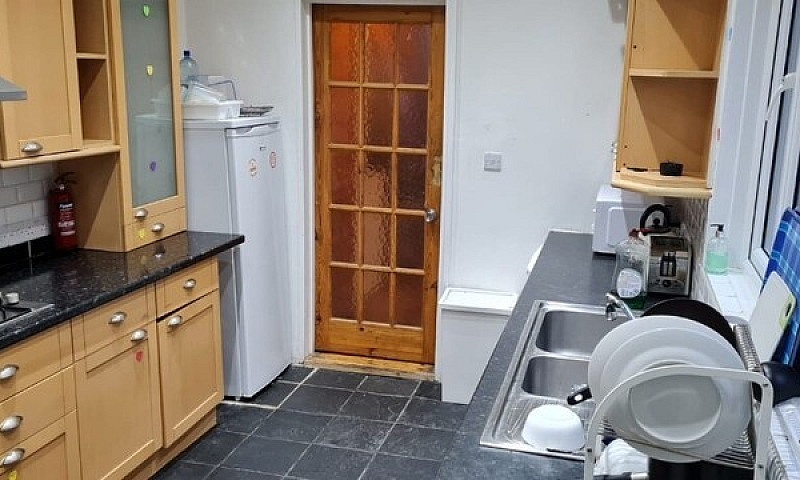 Spacious 5 Bedroom H...