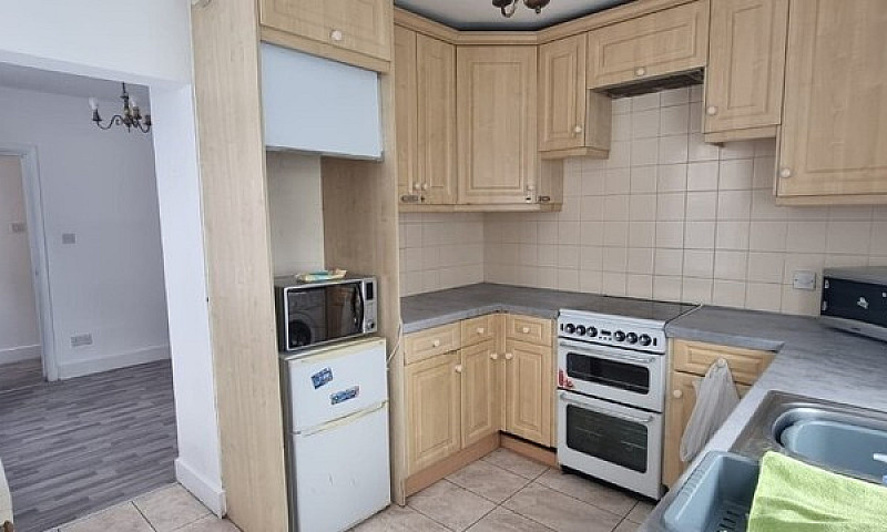 Five Bedroom House E...