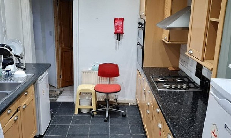 Spacious 5 Bedroom H...