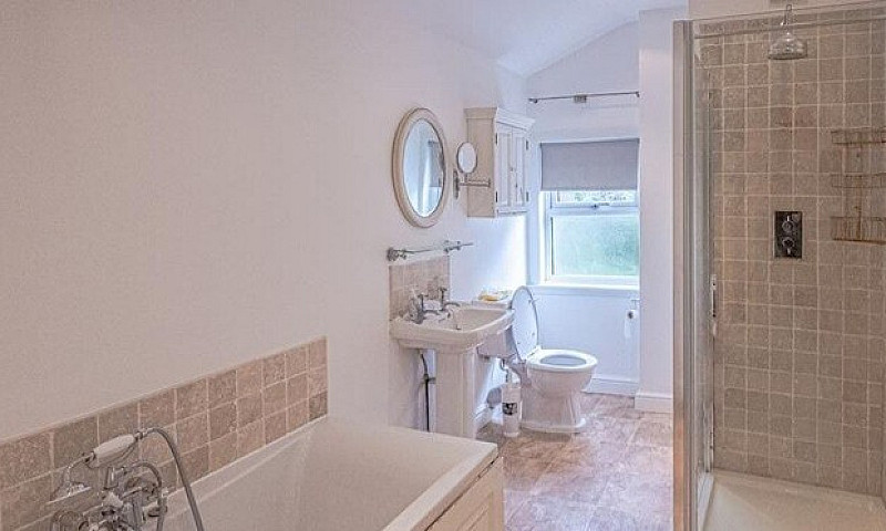 2 Bedroom House To R...