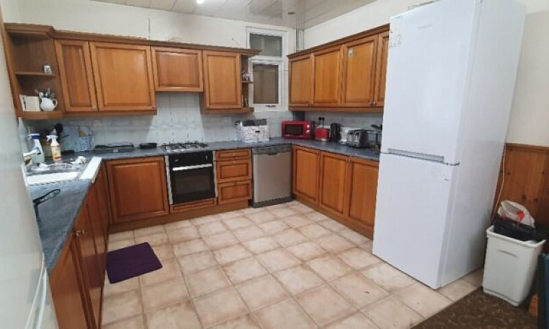 7 Bed House 3 Baths,...