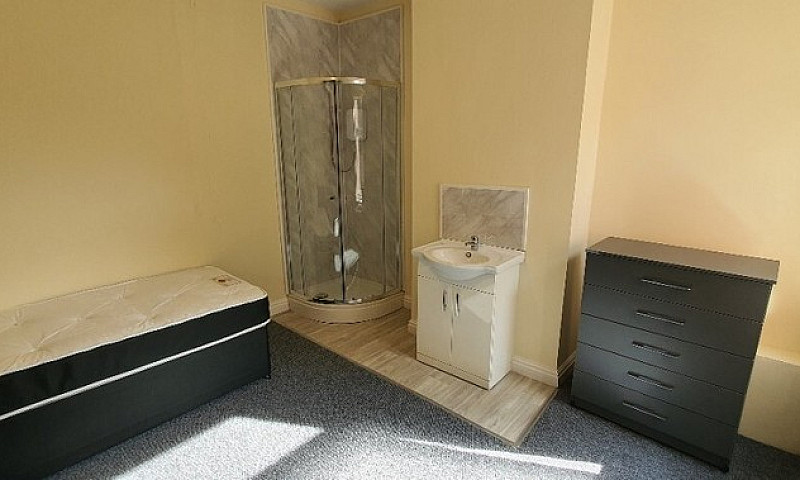 Double Bedroom Avail...