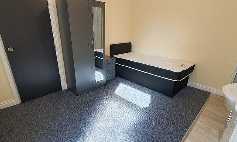 Double Bedroom Avail...